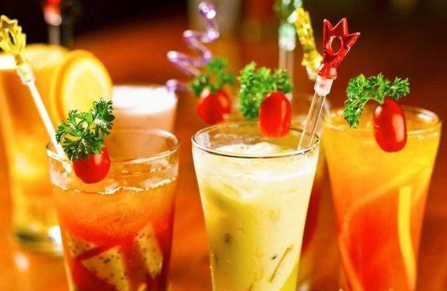 服藥無(wú)效甚至反效果？可能是你喝的水和酒精飲料惹的禍