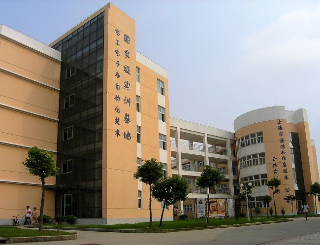 上海電子信息職業技術學院校園漫步創新林蔭徑上一路同行聞快門氛圍相融錄下勤奮光影里四季景色一覽美好交匯的合愿場所如技藝嚴謹塑造未來影像無遺忘成長的數碼帶共同撰真計算機里的星驥未來徑由此開始